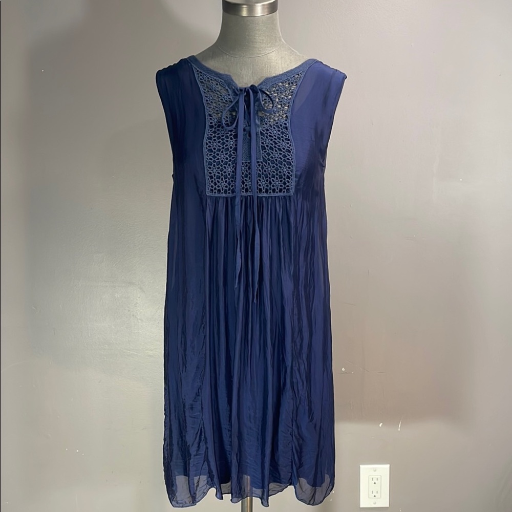 Silk and viscose made in Italy navy cool sleeveless dress in women’s medium cute